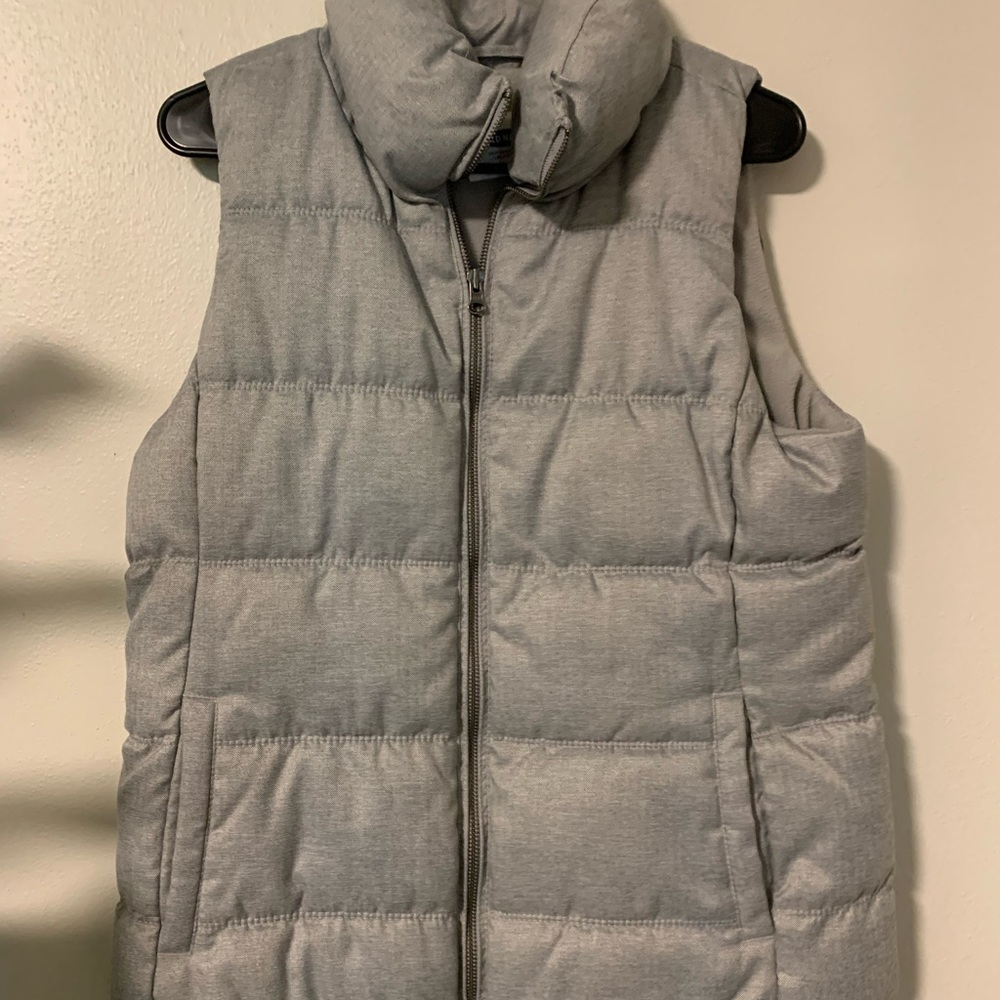 Women’s medium gray puffer vest.